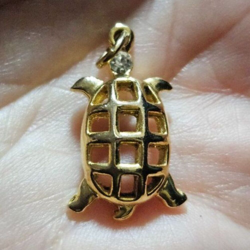 Gold tone open weave turtle pendant